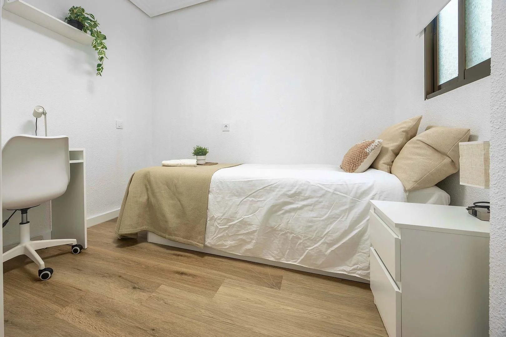 Funktionelles Studentenzimmer perfekt zum Studieren in