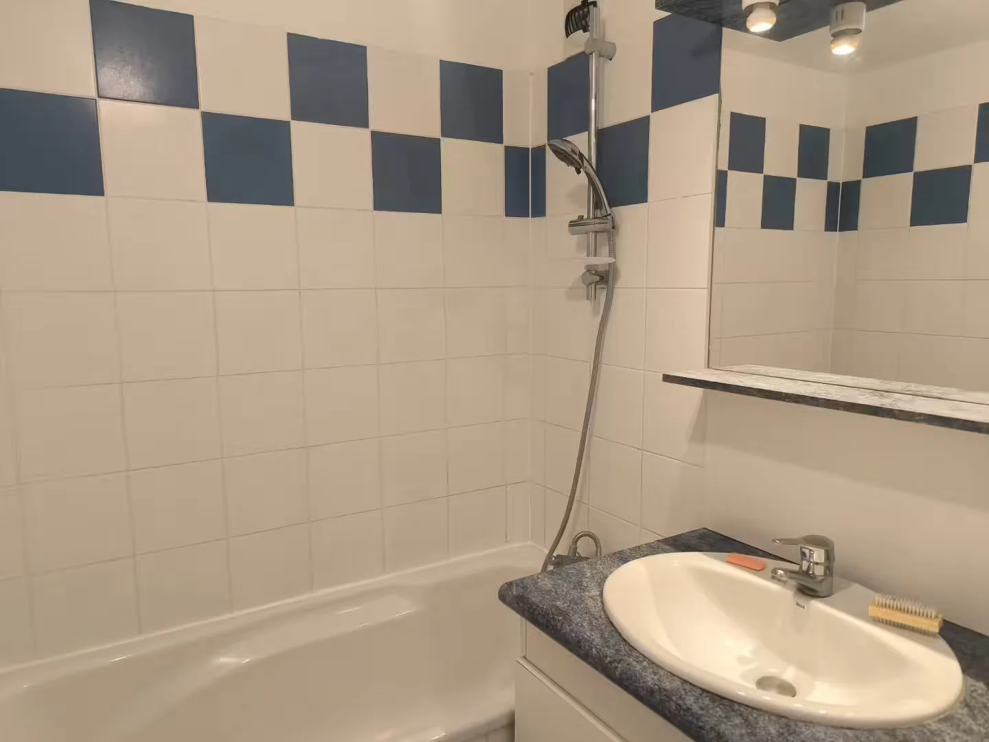Habitación estudiantil funcional perfecta para estudiar en 