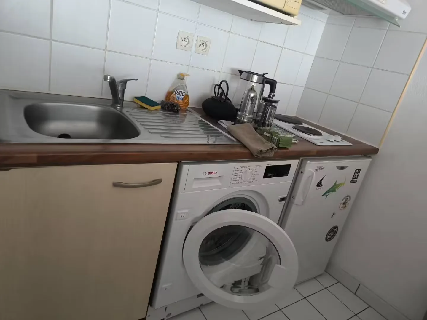 Habitación estudiantil funcional perfecta para estudiar en 