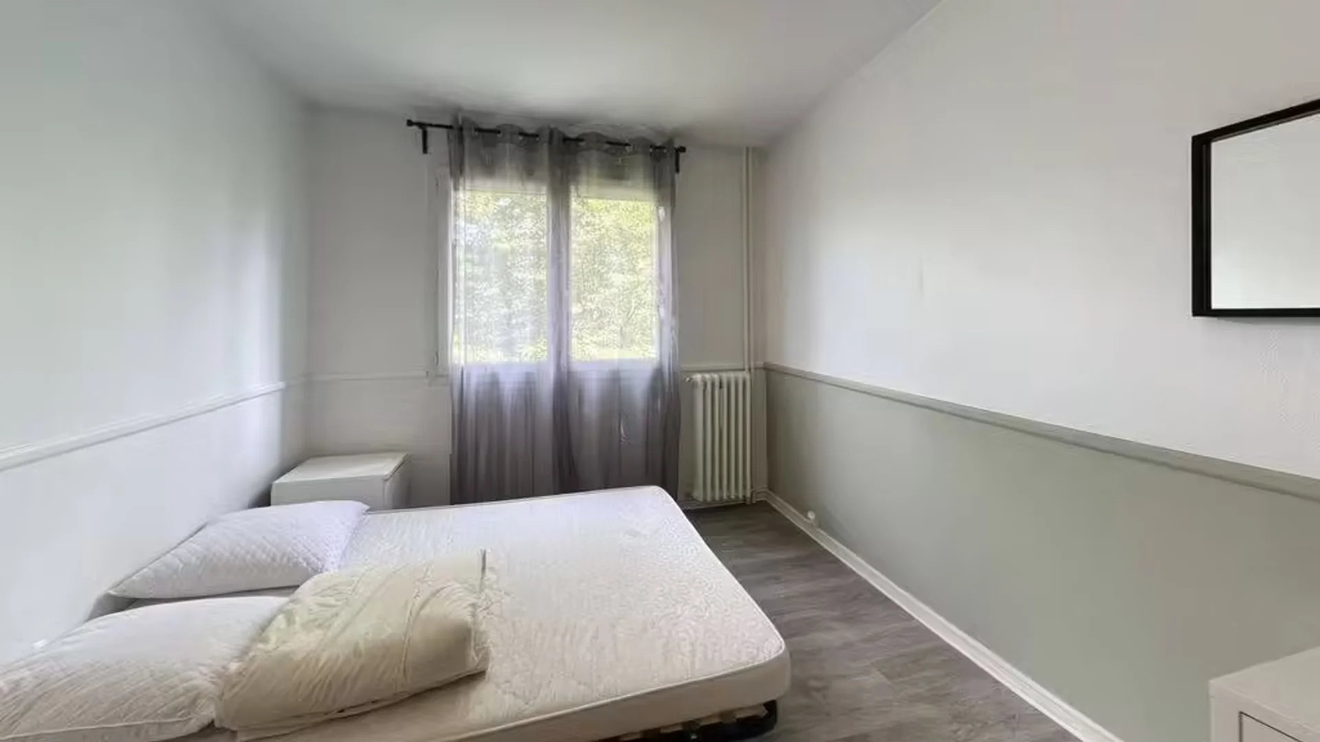 Quarto de estudante económico perto do campus em 