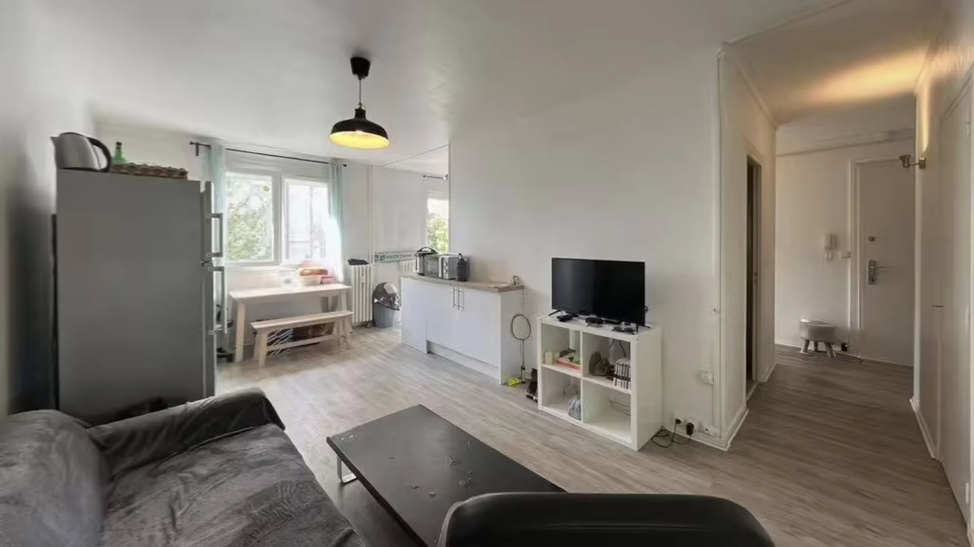 Quarto de estudante em  com área de estudo e instalações partilhadas