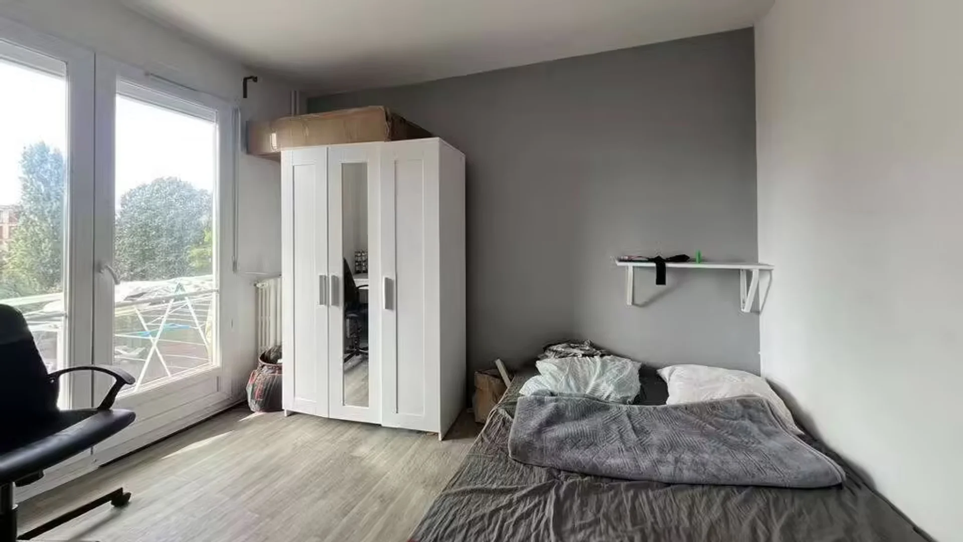 Quarto de estudante em  com área de estudo e instalações partilhadas
