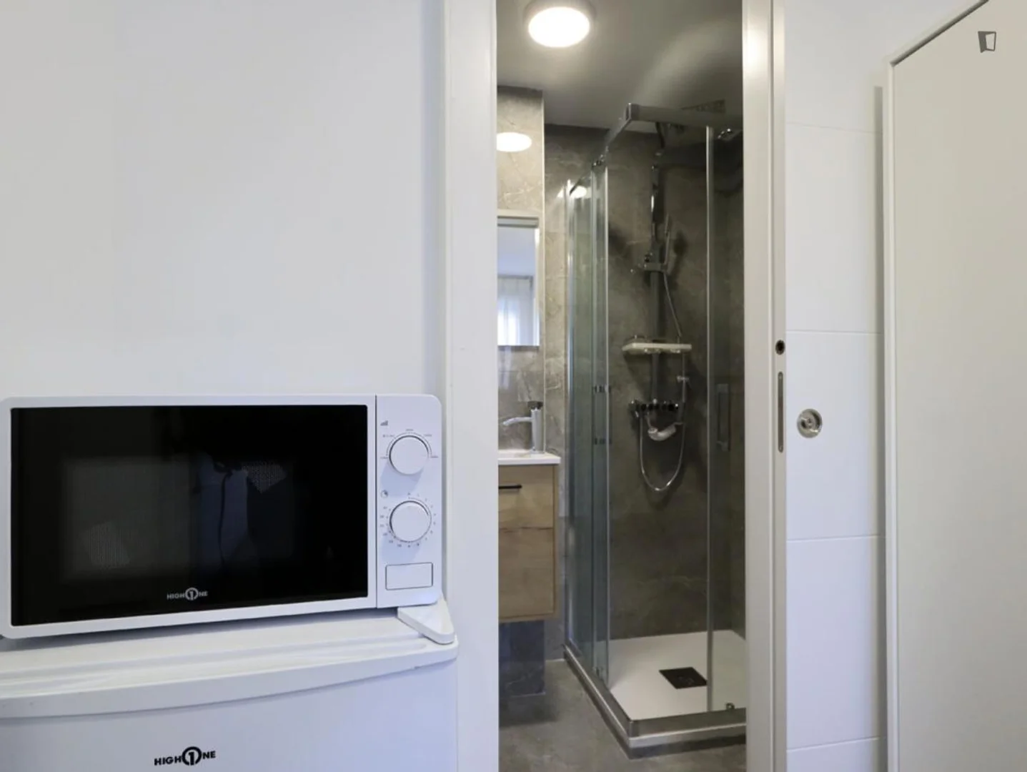 Zimmer in Studentenwohnung in zu vermieten, voll möbliert