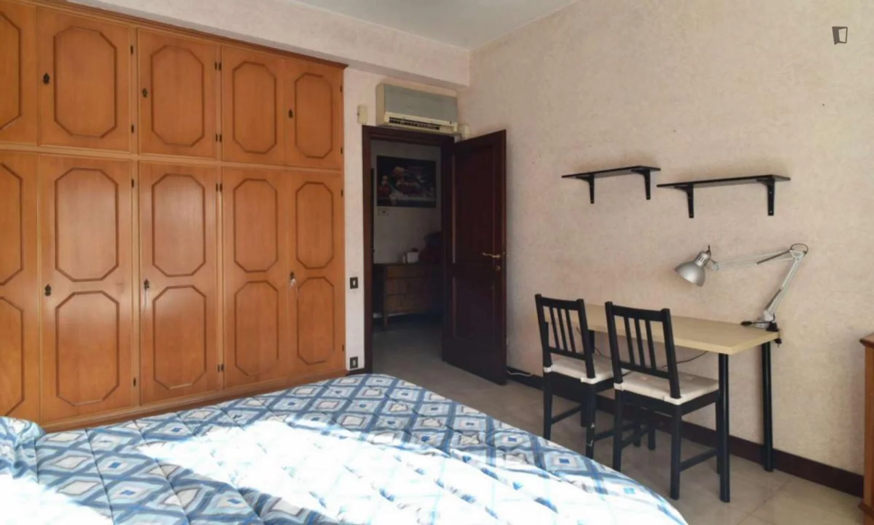 Chambre d'étudiant économique avec emplacement pratique dans