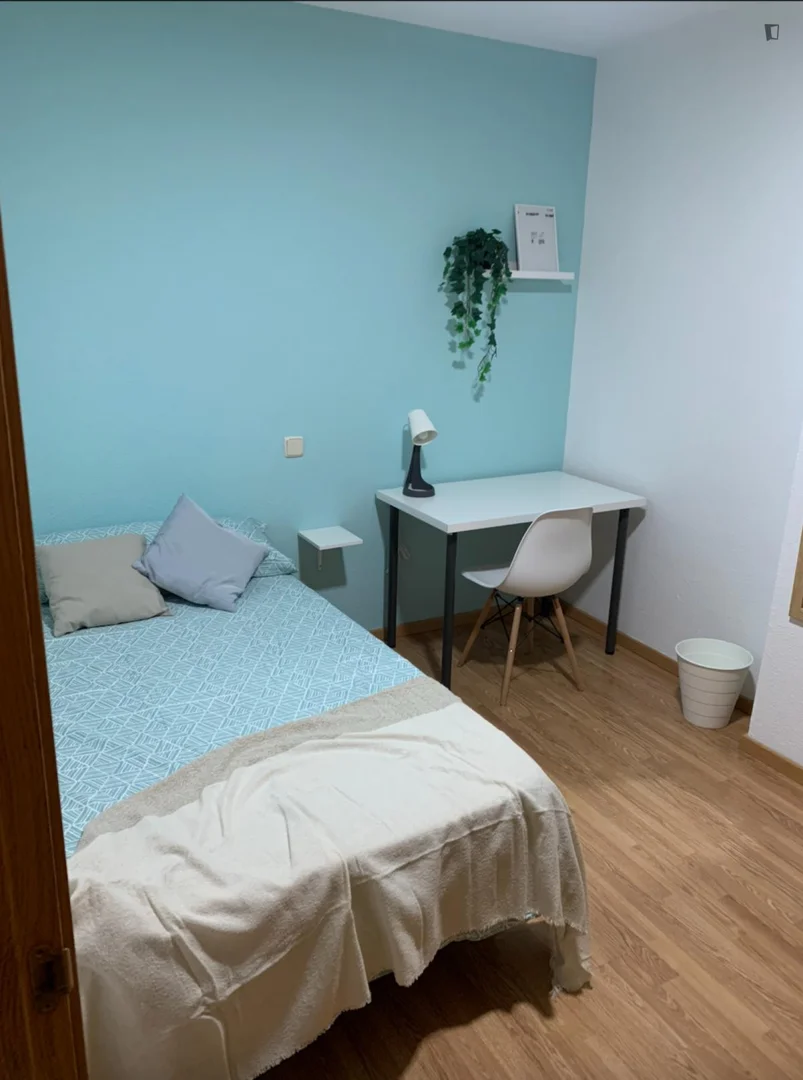 Habitación para estudiantes en con área de estudio y facilidades compartidas