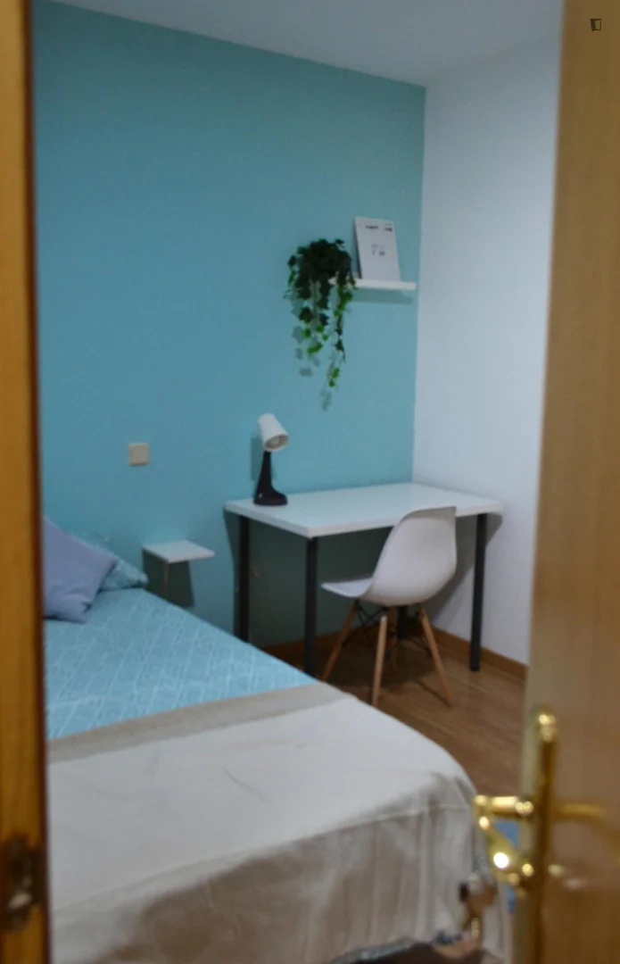 Habitación estudiantil funcional perfecta para estudiar en