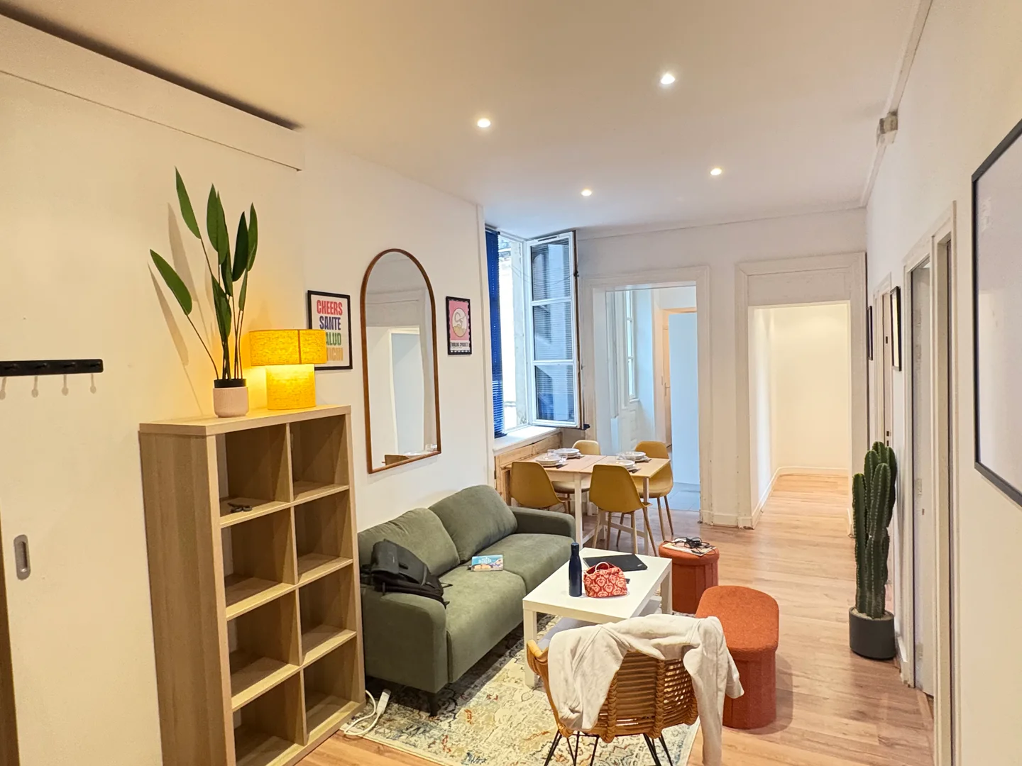 Quarto acessível para estudantes com iluminação ampla em 