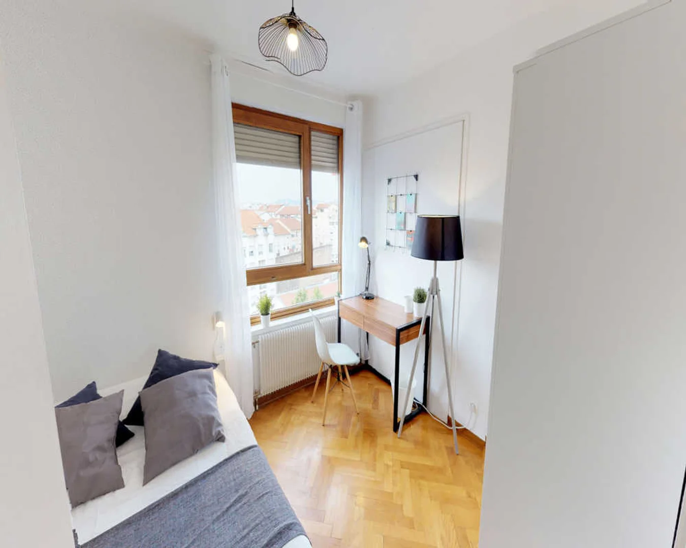 Studentenzimmer in mit Arbeitsbereich und Gemeinschaftseinrichtungen