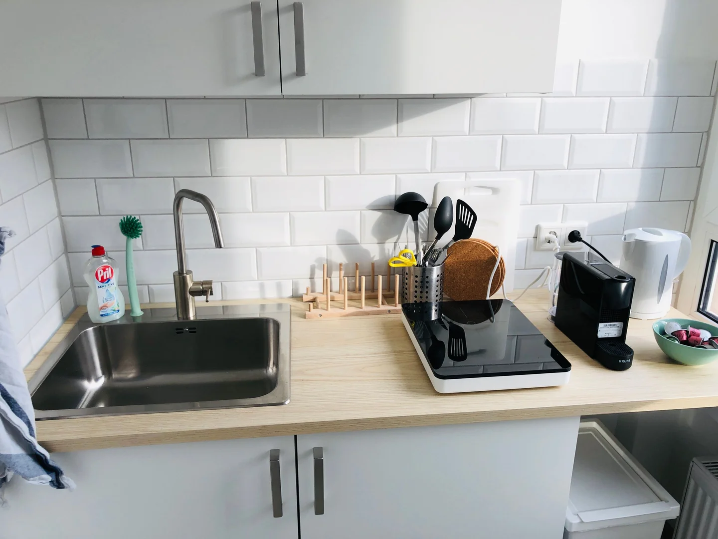 Quarto de estudante em com área de estudo e instalações partilhadas