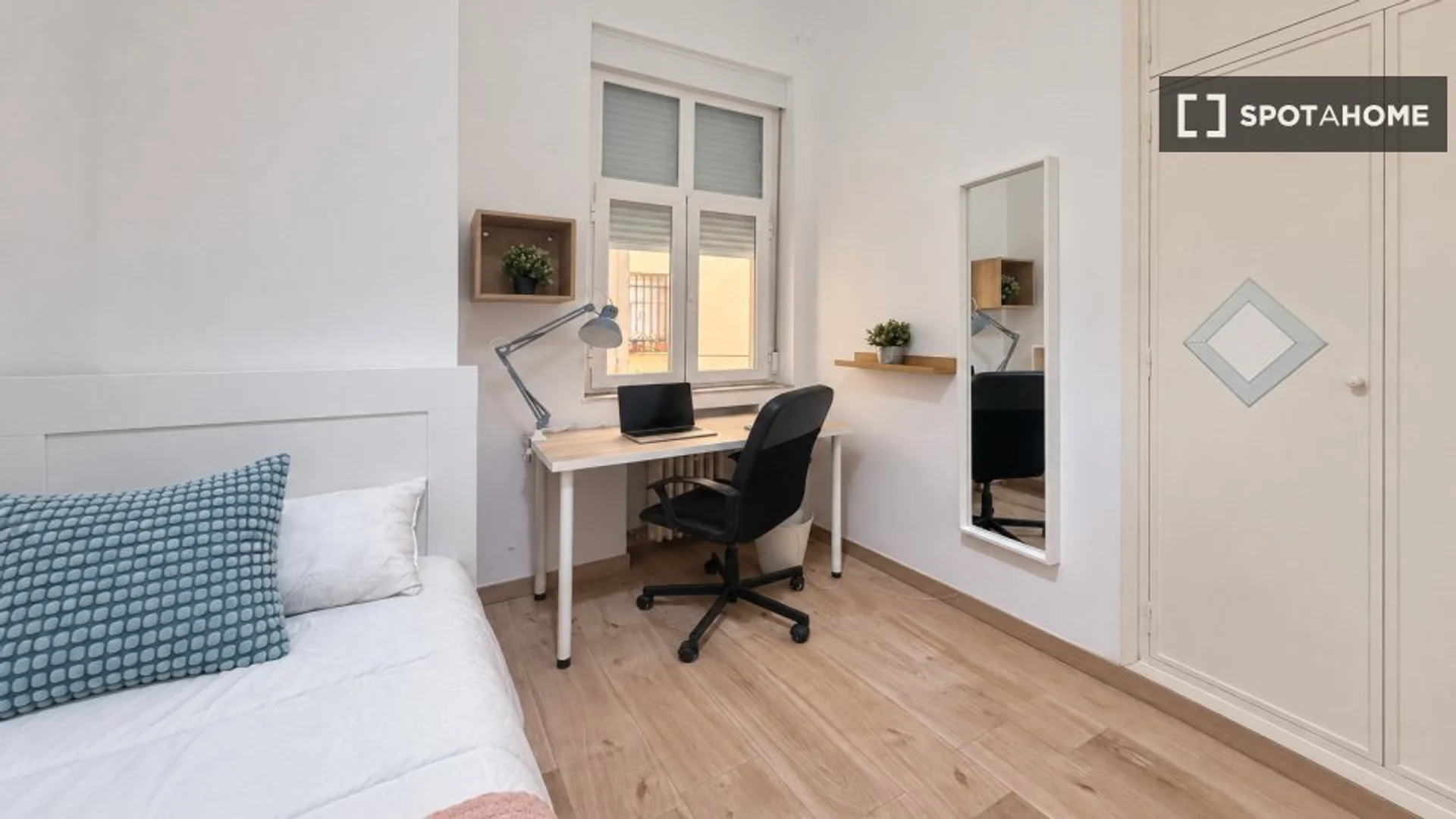 Studentenzimmer in  mit Arbeitsbereich und Gemeinschaftseinrichtungen