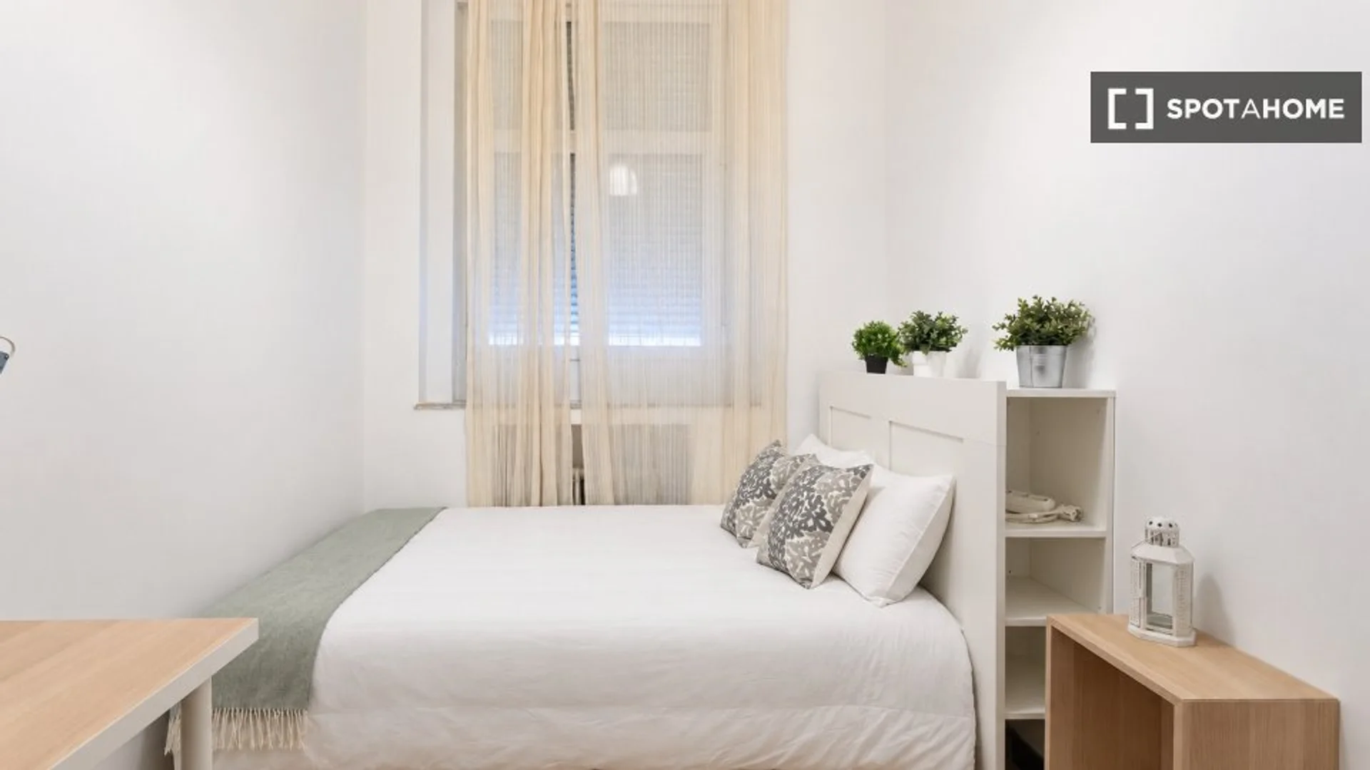 Quarto acessível para estudantes com iluminação ampla em 