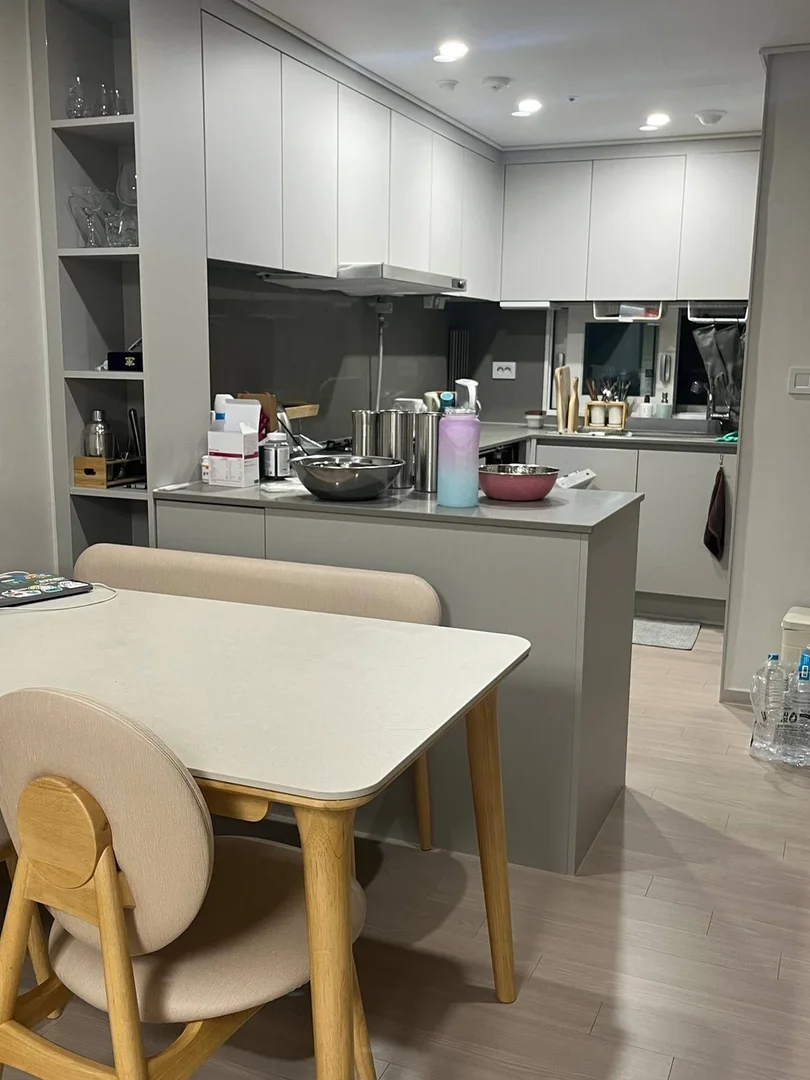 Habitación estudiantil luminosa y aireada con fácil acceso a la universidad en 