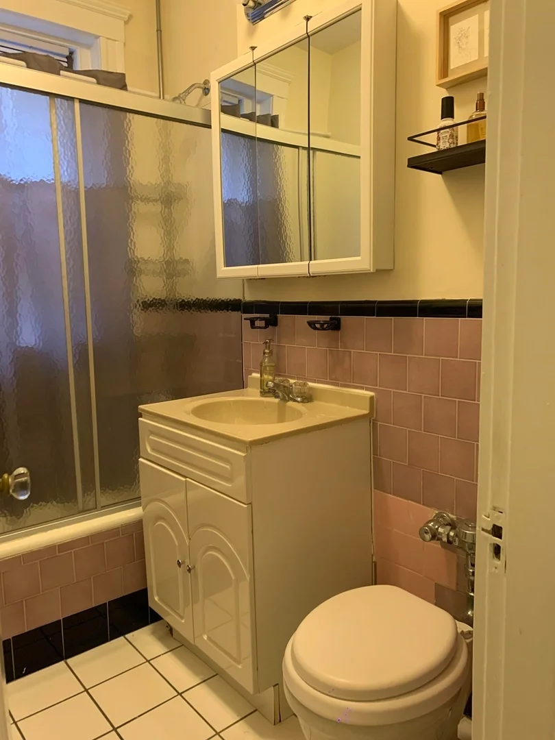 Niedrogi apartament typu studio z niezbędnymi funkcjami w 