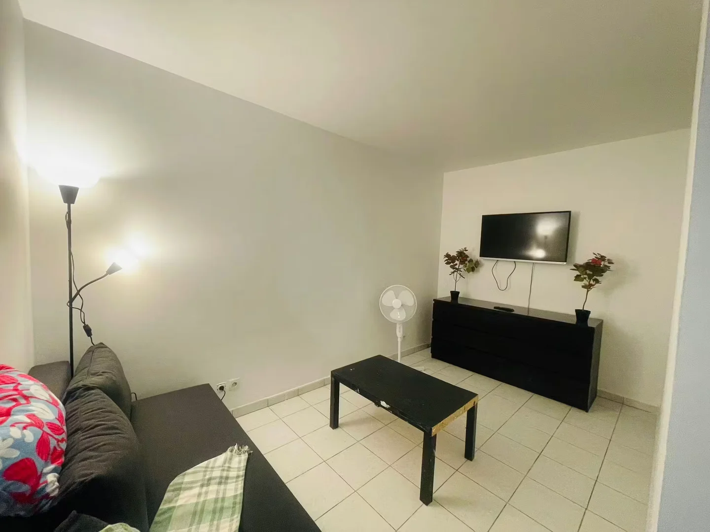 Habitación estudiantil funcional perfecta para estudiar en 