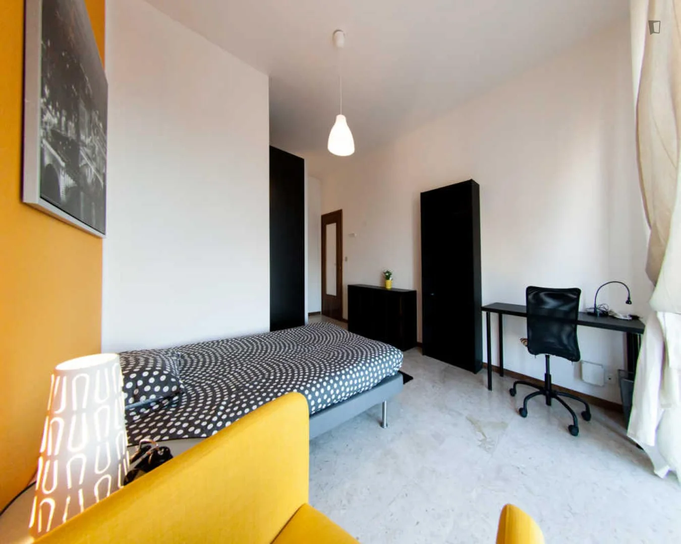 Habitación estudiantil luminosa y aireada con fácil acceso a la universidad en 