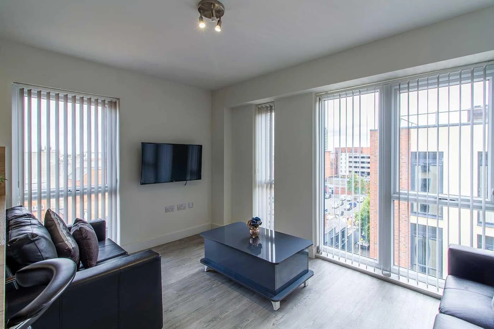 Bright and airy student room with easy university access in 