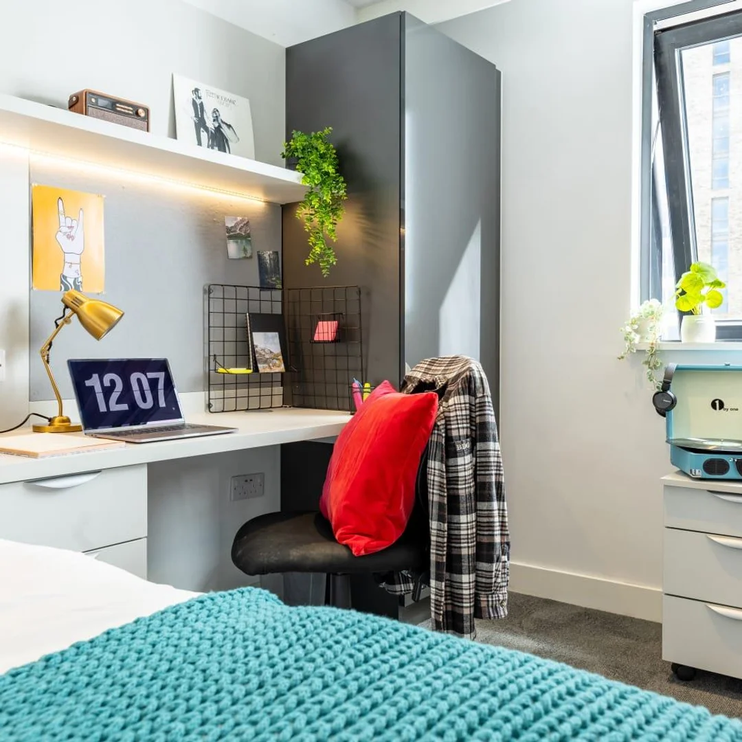 Student-friendly studio with excellent transport links in 