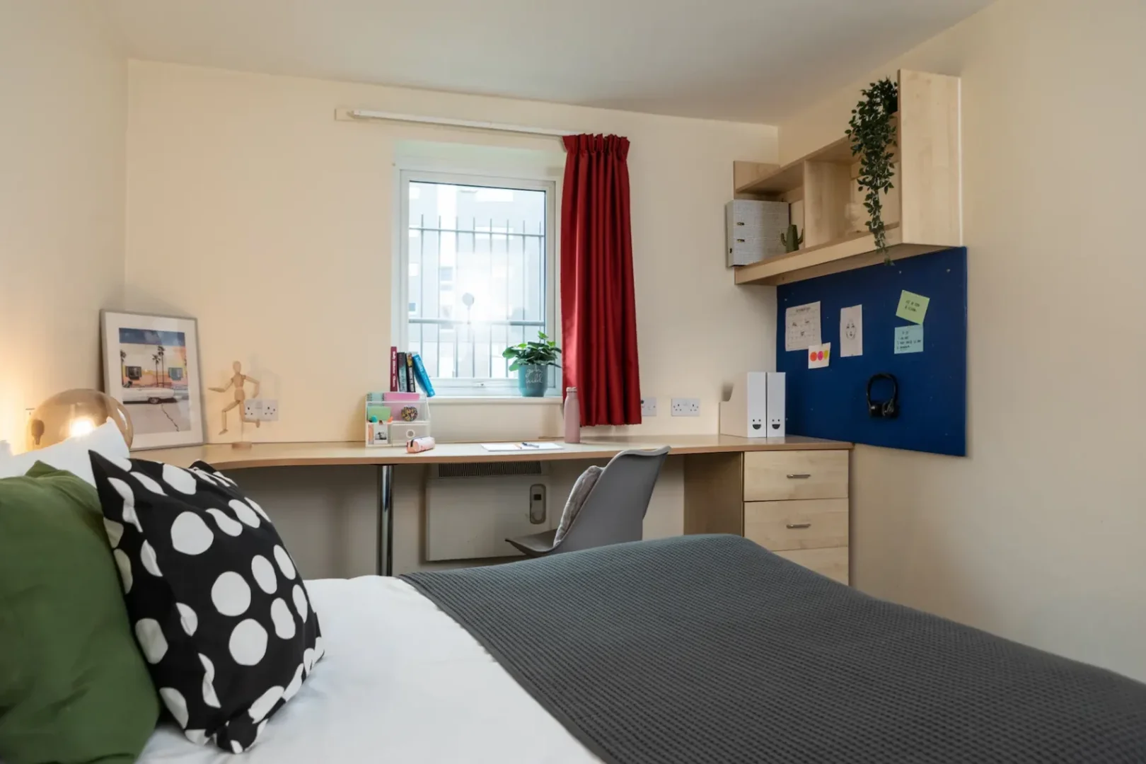 Comfortable and spacious student room in 