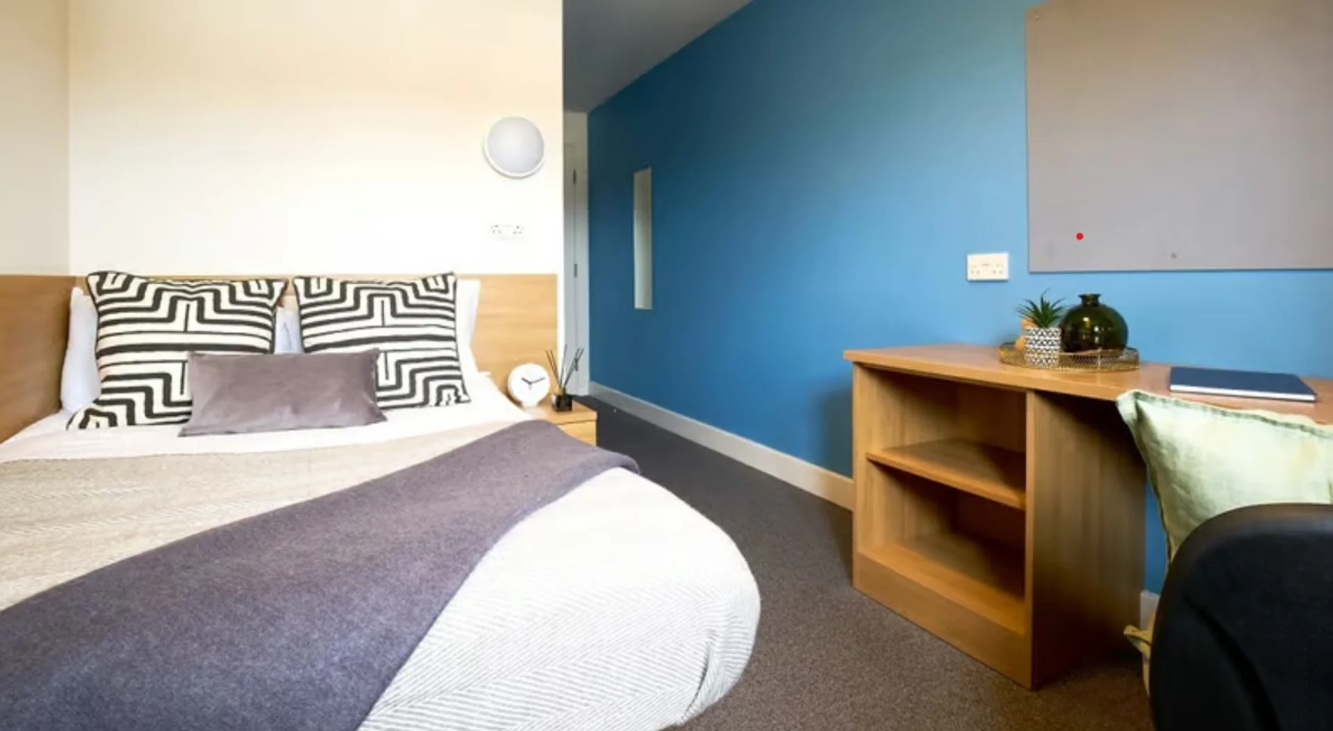 Habitación estudiantil amplia y cómoda en