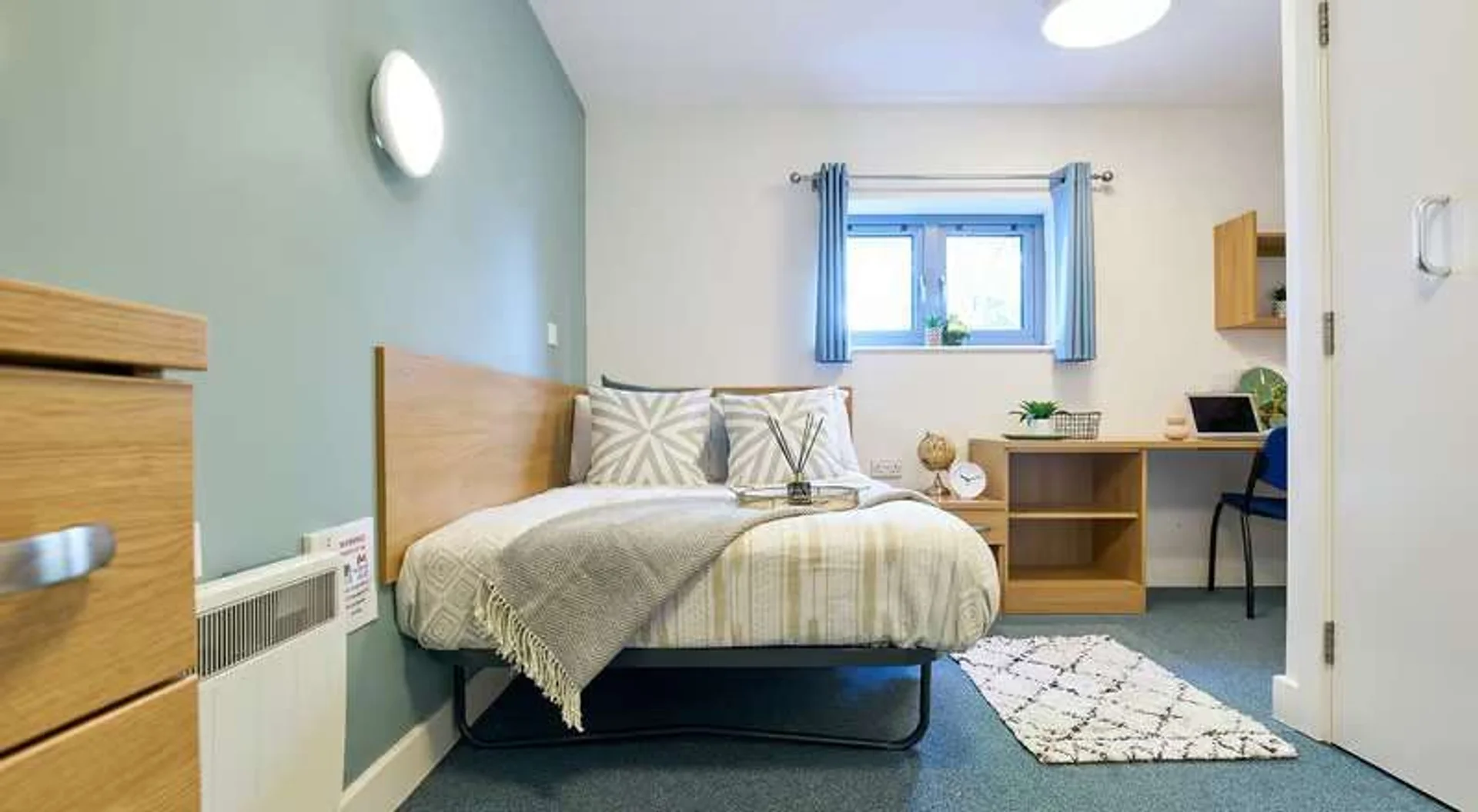 Habitación estudiantil económica cerca del campus en 