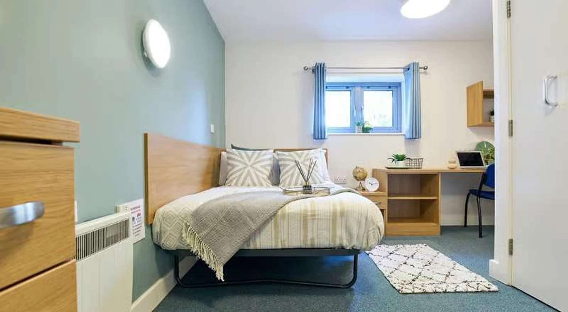 Habitación estudiantil luminosa y aireada con fácil acceso a la universidad en 