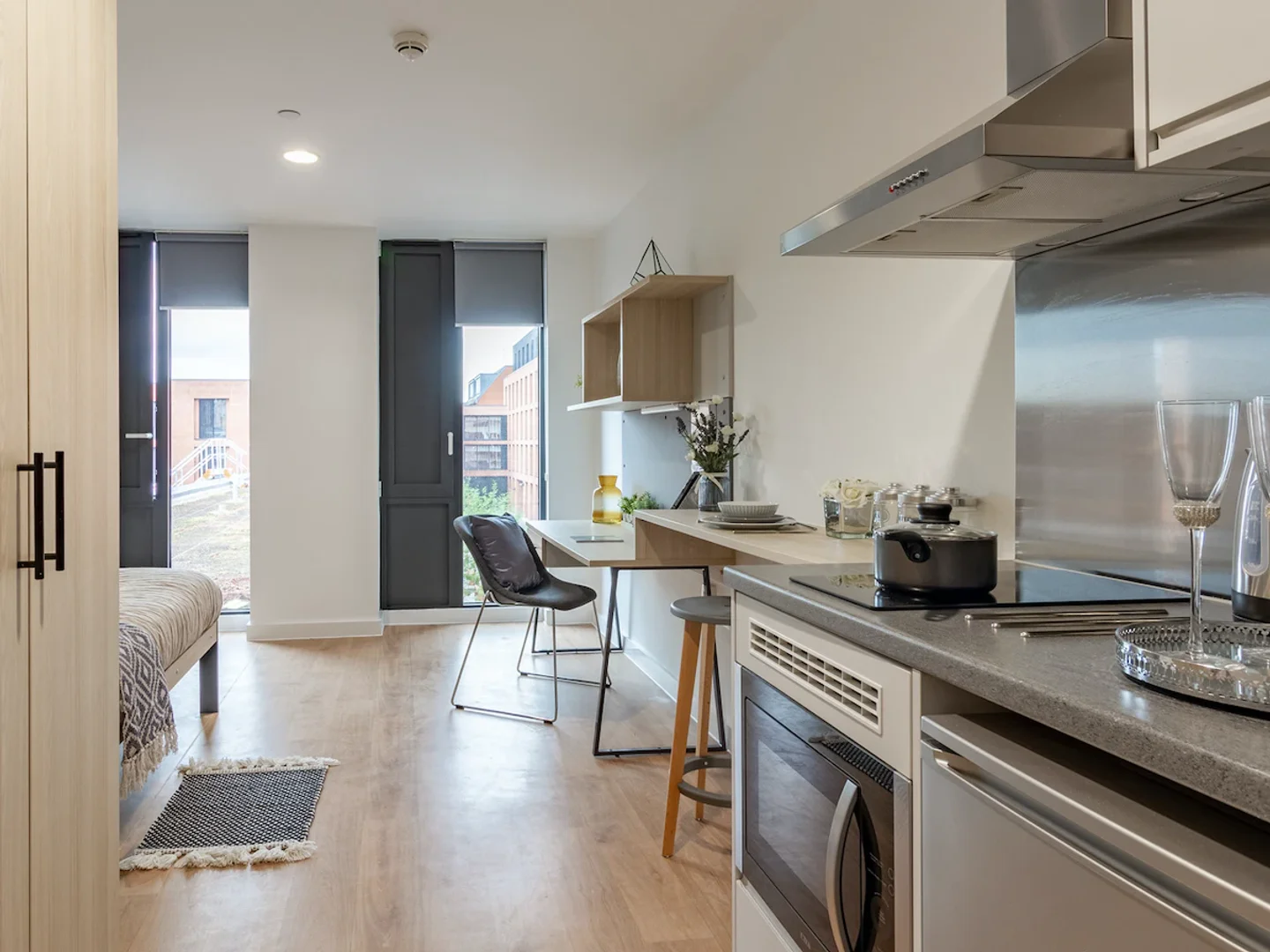 Chic studio apartment near campus in 