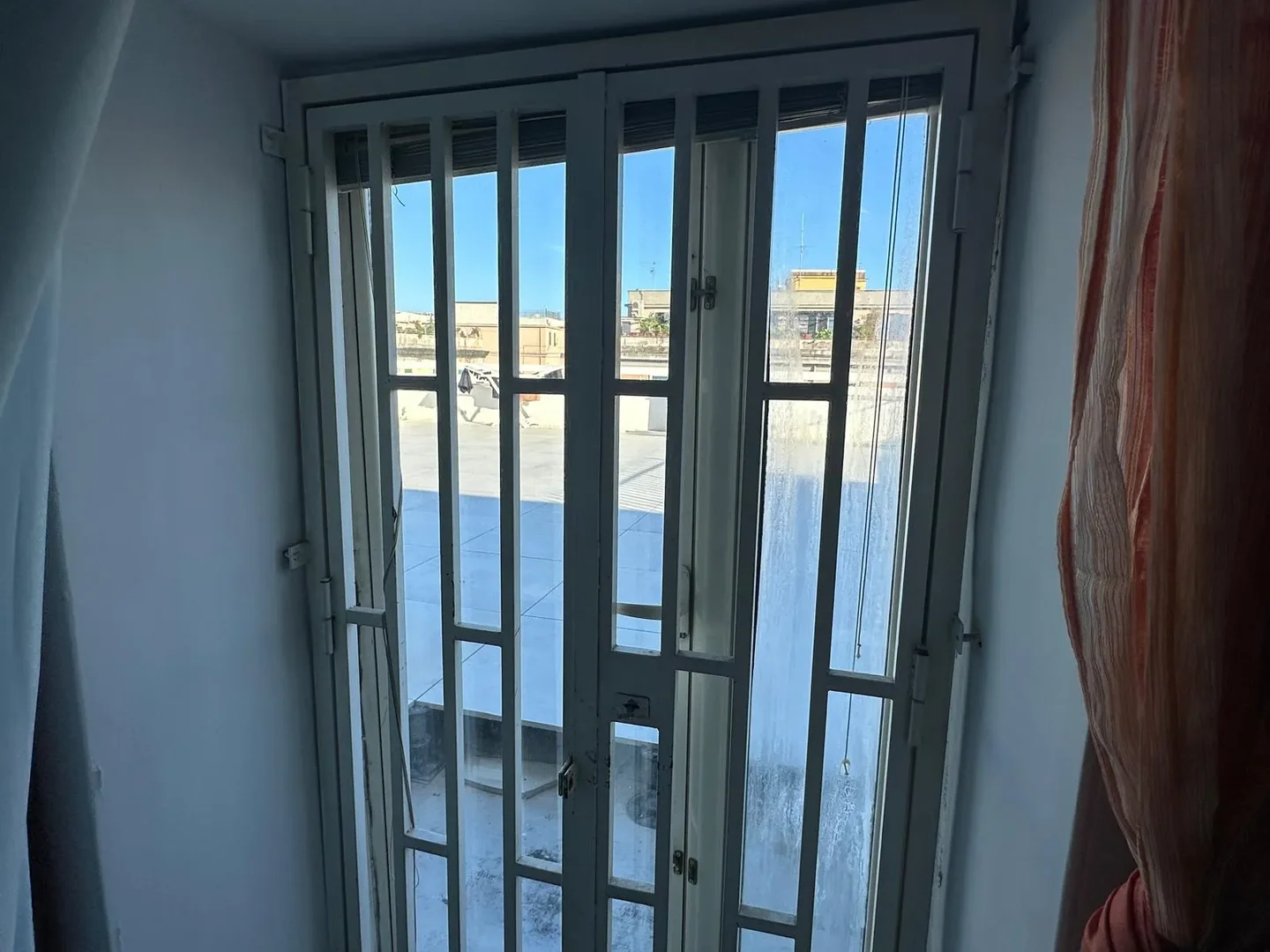 'da öğrenciler için yeterli aydınlatmaya sahip uygun fiyatlı oda