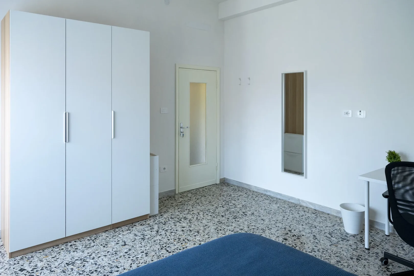 Stanza per studenti luminosa e ariosa con facile accesso all'università a