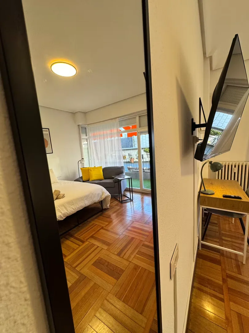 Zimmer in Studentenwohnung in zu vermieten, voll möbliert