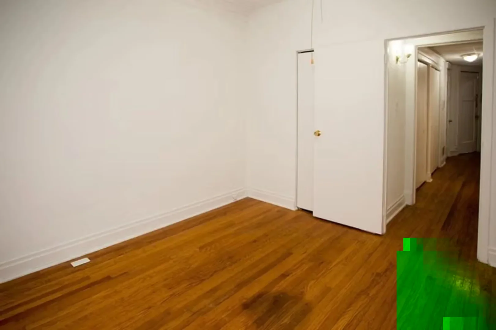 Habitación estudiantil amplia y cómoda en