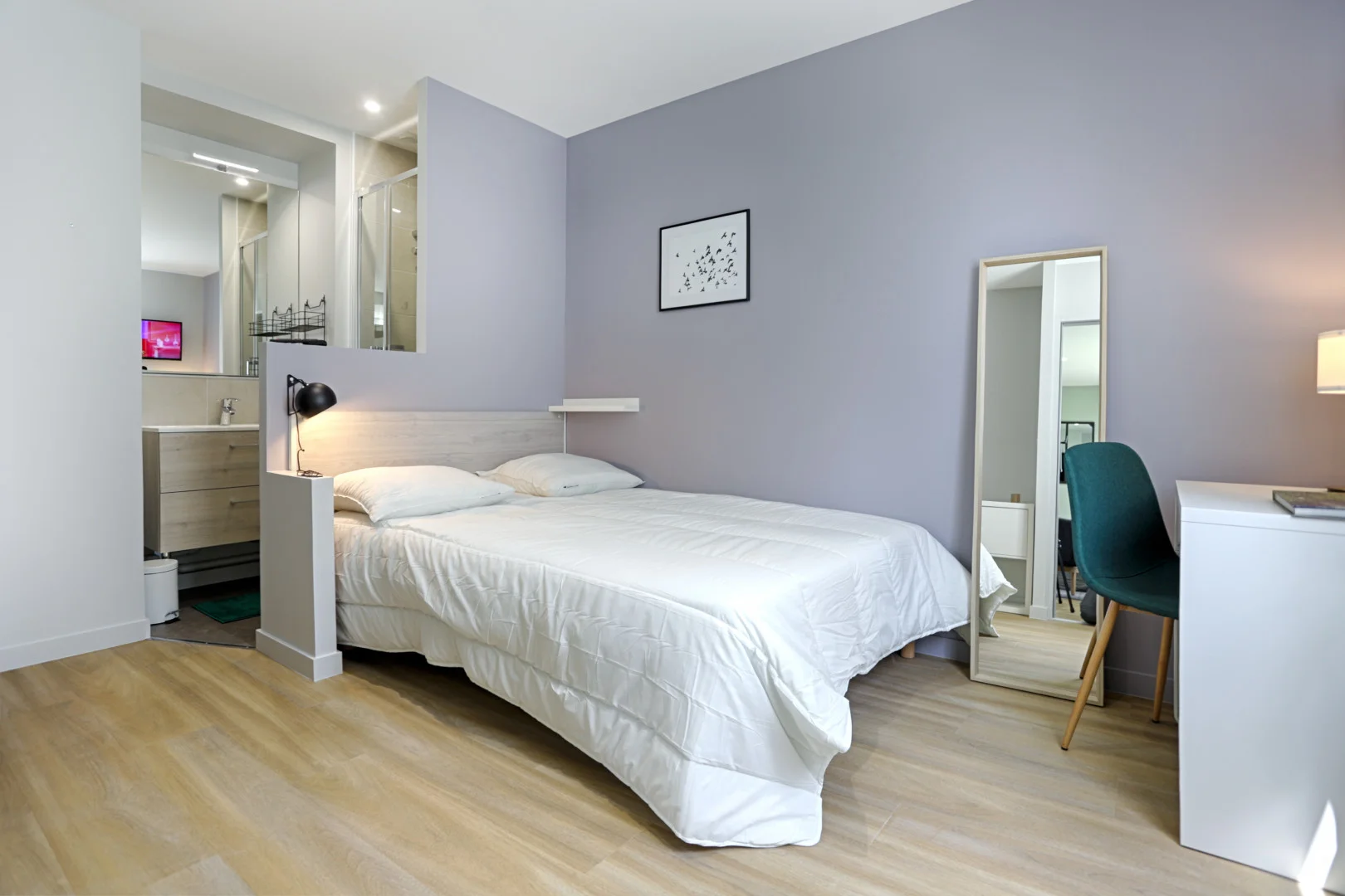 Chambre d'étudiant à avec espace d'étude et installations communes