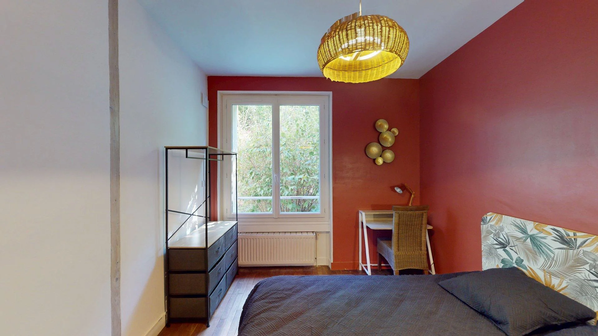 Habitación estudiantil luminosa y aireada con fácil acceso a la universidad en 