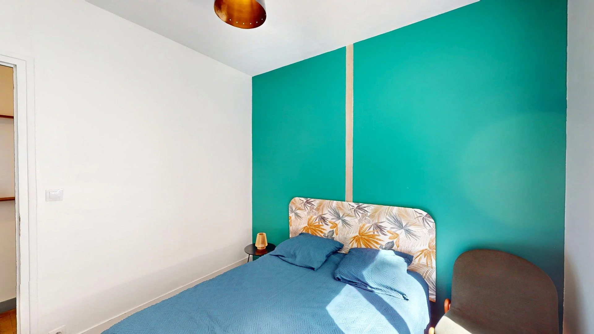 Habitación estudiantil luminosa y aireada con fácil acceso a la universidad en 