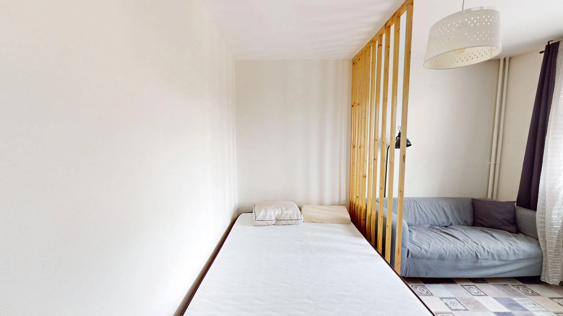 Habitación estudiantil luminosa y aireada con fácil acceso a la universidad en
