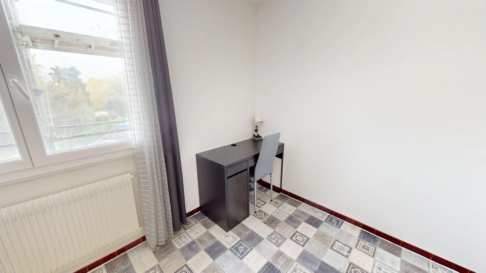 Habitación para estudiantes en con área de estudio y facilidades compartidas