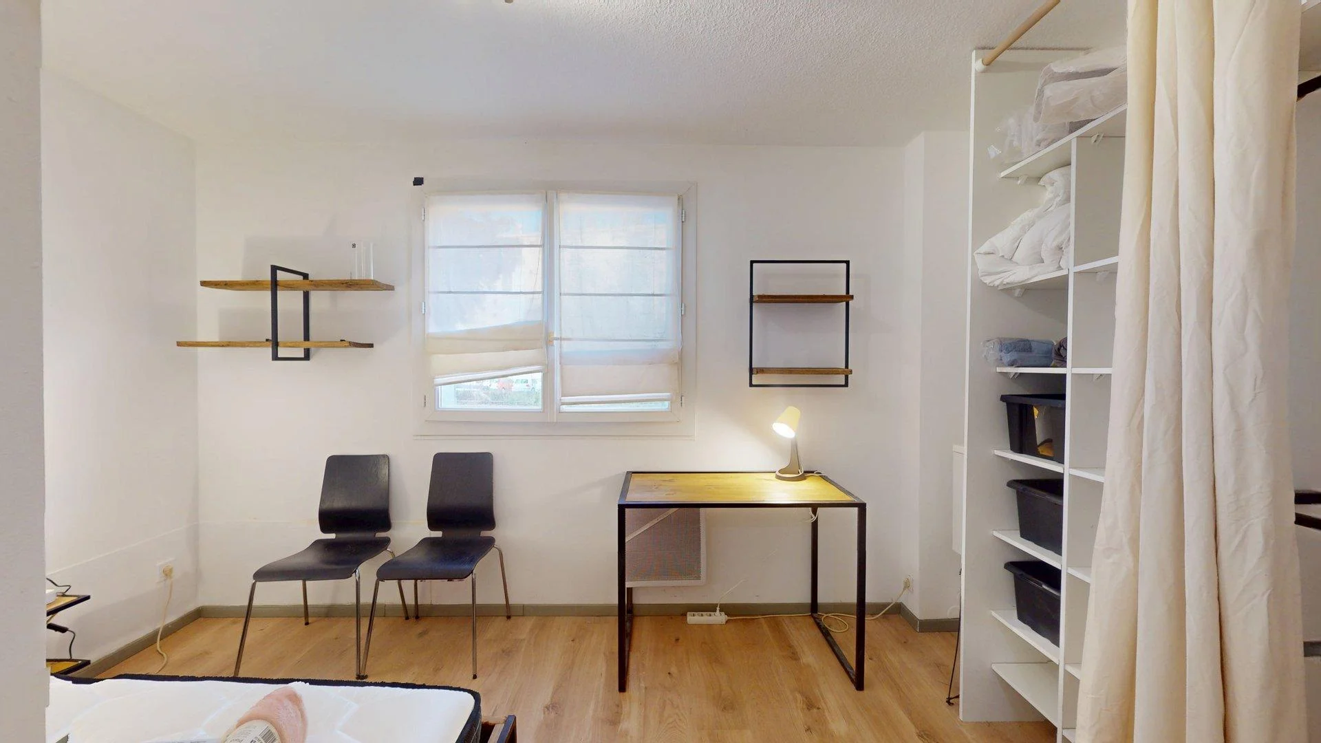 Studentenzimmer in  mit Arbeitsbereich und Gemeinschaftseinrichtungen