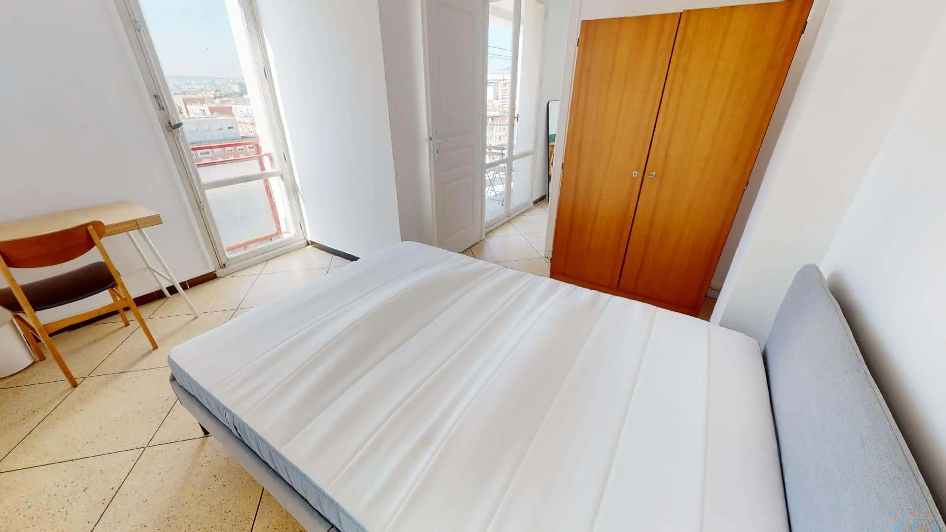 Studentenzimmer in  mit Arbeitsbereich und Gemeinschaftseinrichtungen