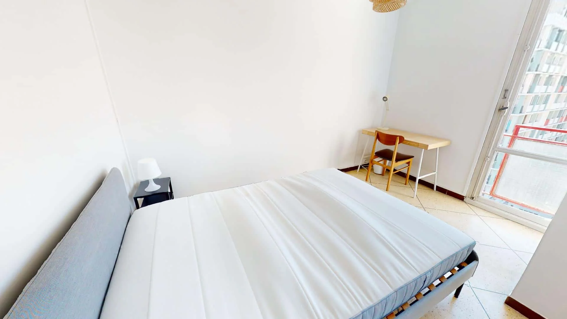 Studentenzimmer in  mit Arbeitsbereich und Gemeinschaftseinrichtungen