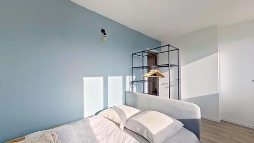 Habitación en alquiler con cama doble {area}