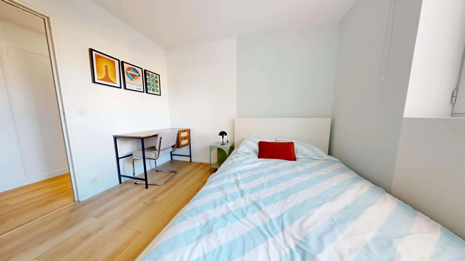 Quarto acessível para estudantes com iluminação ampla em 
