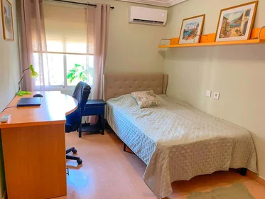 Quarto privado em Av. Economista Germán Bernácer, 9, 03011 Alicante, Испания, imagem 1 de 15