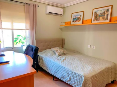 Quarto privado em Av. Economista Germán Bernácer, 9, 03011 Alicante, Испания, imagem 2 de 15