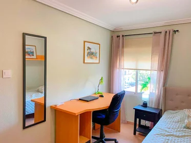 Quarto privado em Av. Economista Germán Bernácer, 9, 03011 Alicante, Испания, imagem 3 de 15