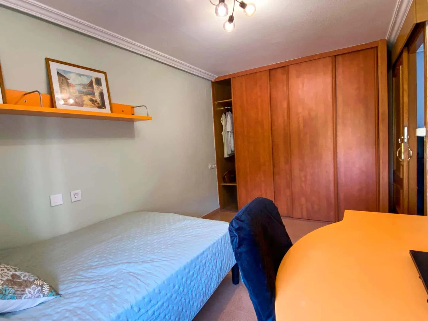 Quarto de estudante confortável e espaçoso em 