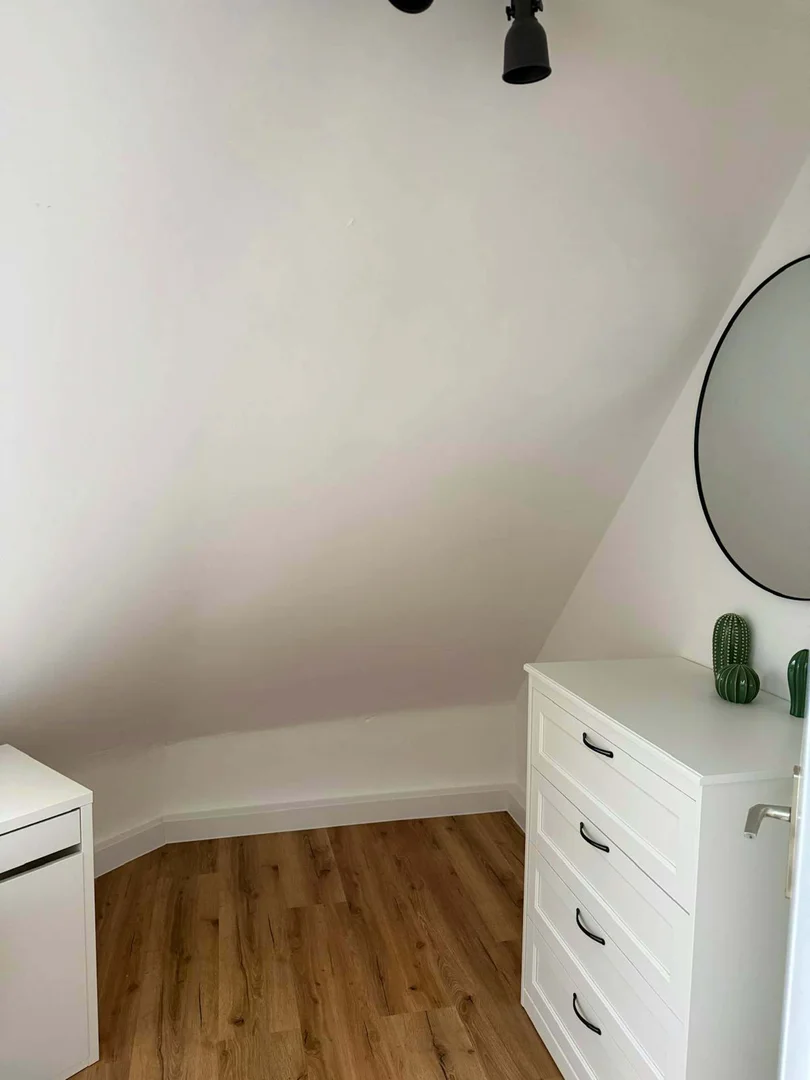 Chambre d'étudiant lumineuse et aérée avec accès facile à l'université dans 