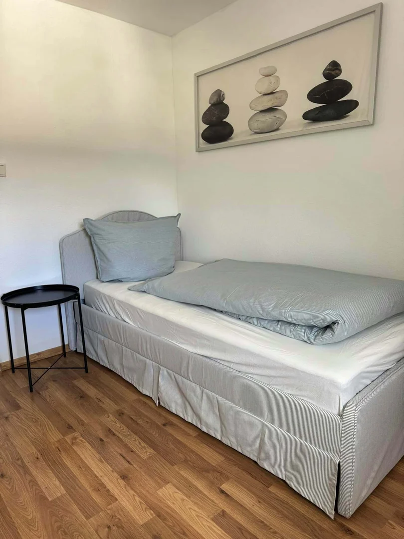 Chambre d'étudiant à  avec espace d'étude et installations communes