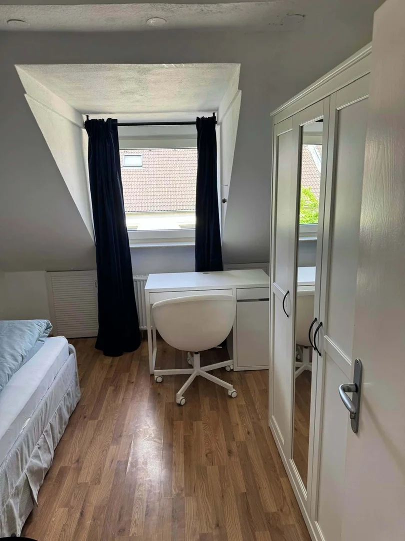 Chambre d'étudiant à  avec espace d'étude et installations communes