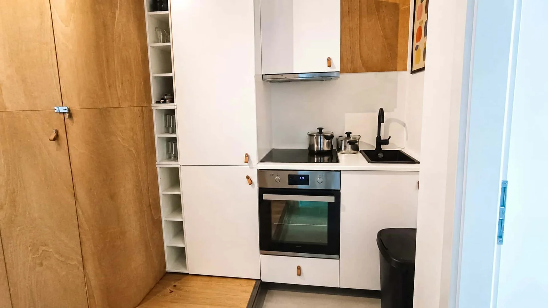 Chambre conviviale pour les étudiants dans  avec des équipements modernes