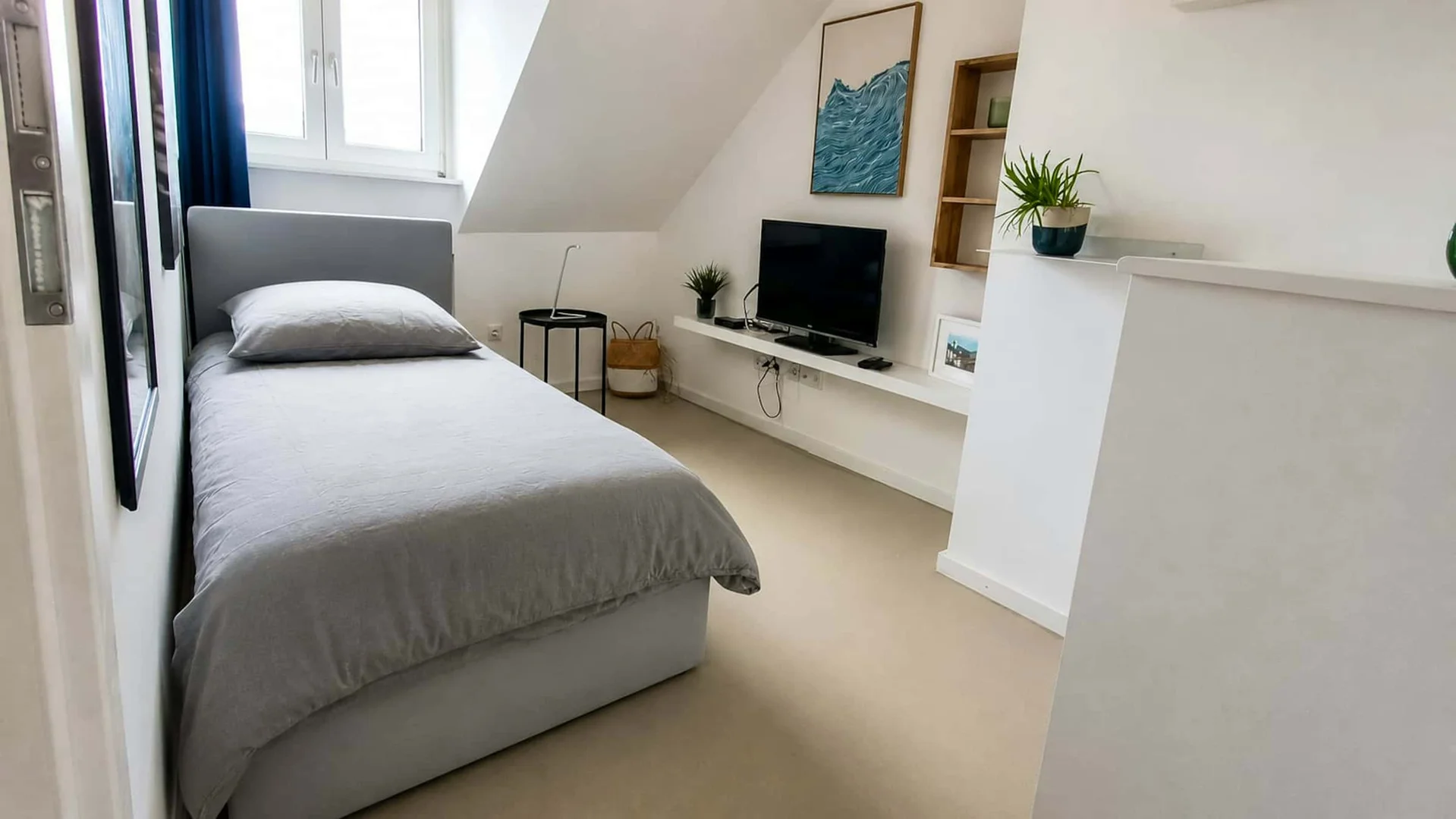 Chambre confortable pour étudiants disponible dans 