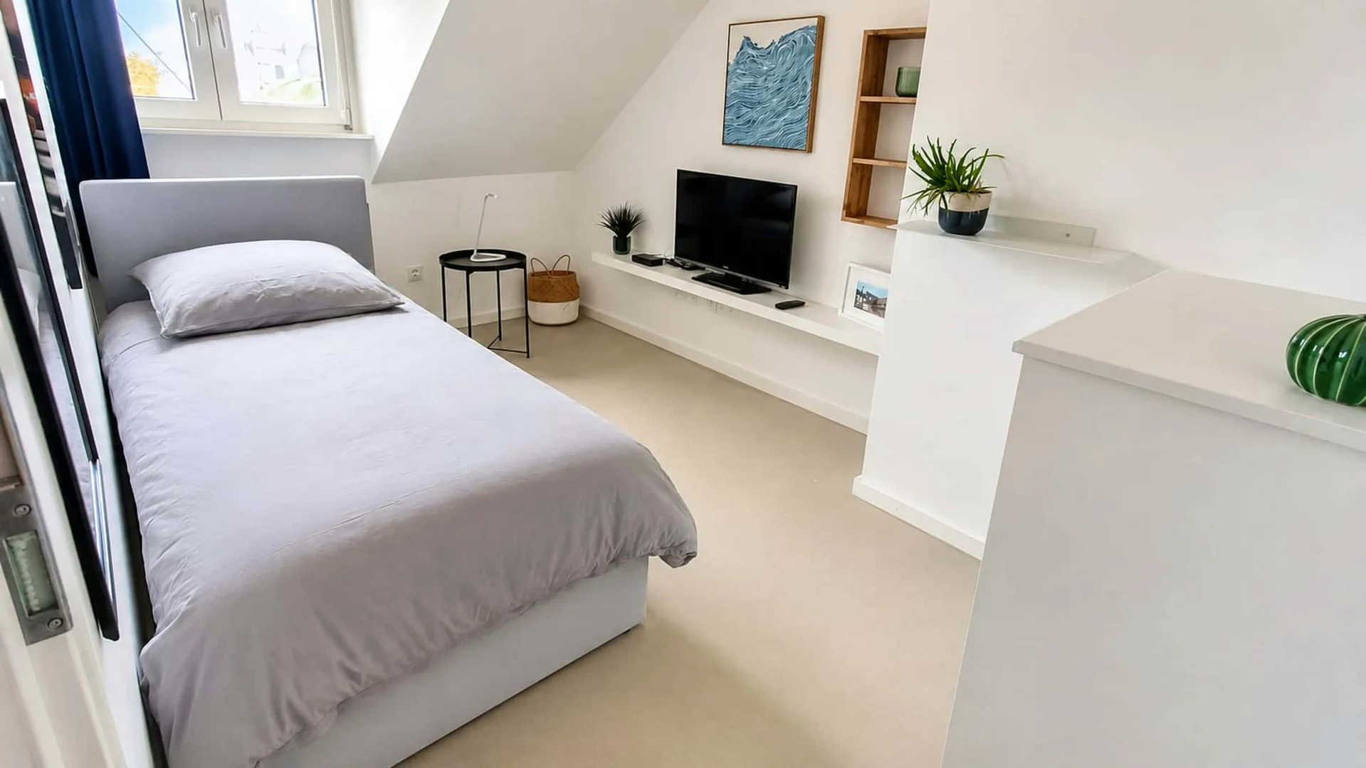 Chambre conviviale pour les étudiants dans  avec des équipements modernes